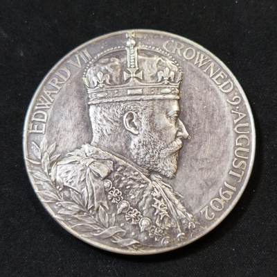 甄臻铺-世界币章拍卖（第53期），甄品场拍品征集中，送拍享返佣金等优惠多多 - 英国爱德华七世与亚历山德拉王后加冕纪念银币，1902年发行，直径55毫米，重86克，正面爱德华七世头像，背面亚历山德拉王后头像，加冕日期“CROWNED 9 AUGUST 1902”环绕，光边无边铭，币面细节清晰，包浆自然