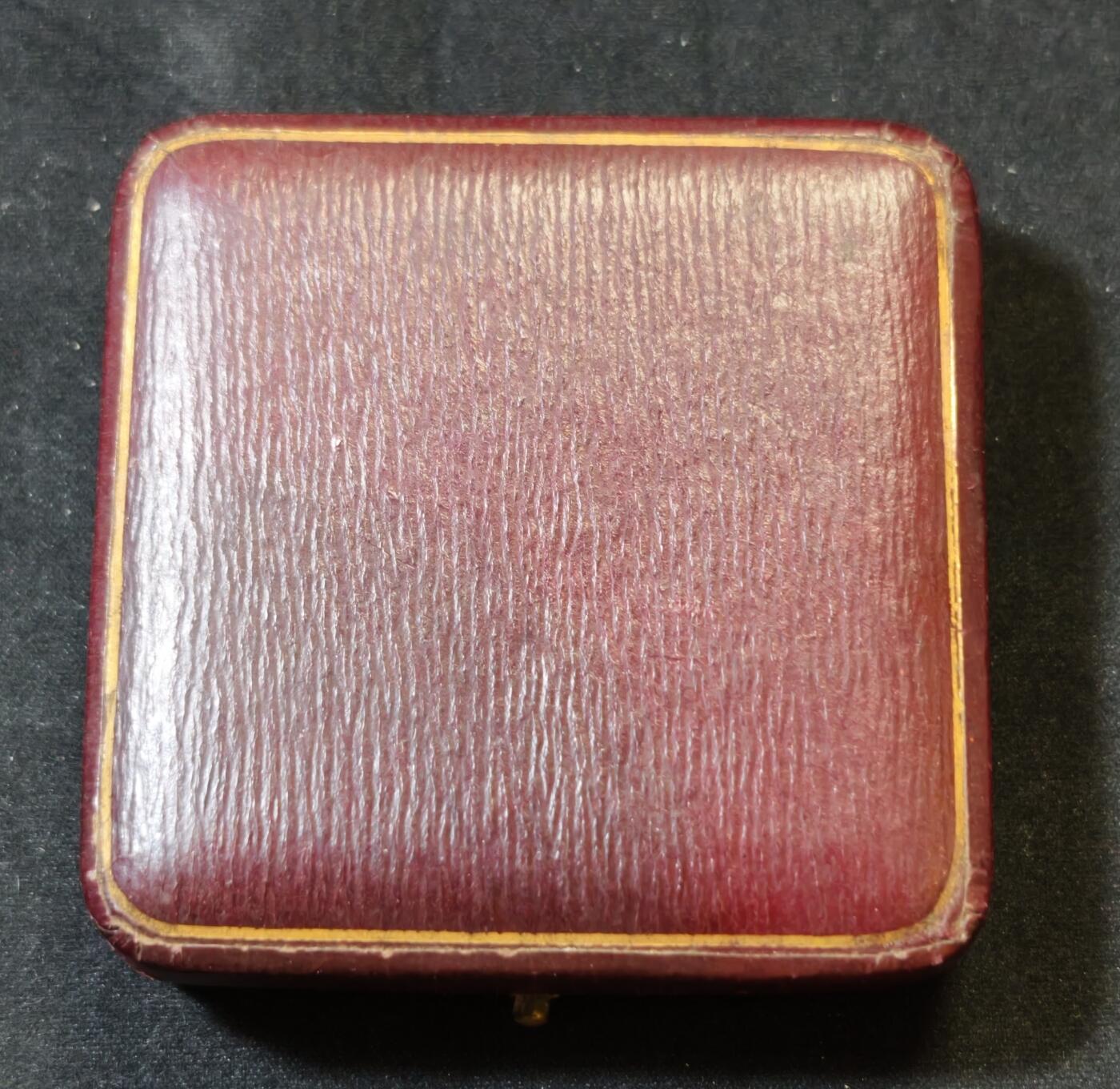 甄臻铺-世界币章拍卖（第53期），甄品场拍品征集中，送拍享返佣金等优惠多多 1927年英国龙骑士赛鸽俱乐部获奖银章，直径39毫米，重32克。正面雕刻三只鸽子图案，背面刻有W.H.Inman获奖字样。原装红皮盒，带内衬丝绒垫。表面自然氧化呈现五彩包浆，工艺精湛。边缘清晰，铭文完整，原装盒子完整