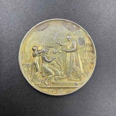 「木头集藏」章牌专场-第69场 - 1847年法国婚礼纪念大版镀金银章，直径：41 mm，31.9 g，边铭：手指 ARGENT （1845-1860年），少见镀金大版，改做过胸针，有焊接残留。