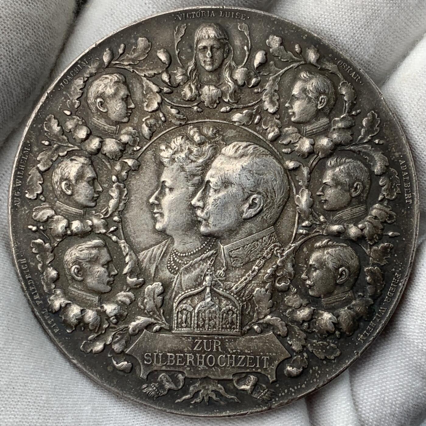 掌中浮雕-藏着的欧洲第053场 1906年威廉二世与奥古斯特维多利亚银婚镀银铜章 ，60mm，Godet雕刻，正面是威廉二世夫妇及七位子女，罕见的全家福章牌