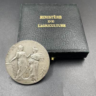 「木头集藏」章牌专场-第69场 - A.Dubois～1914年法国农业原盒银章，直径：41 mm，36.1 g，边铭：丰饶角 1ARGENT，原盒正常使用。