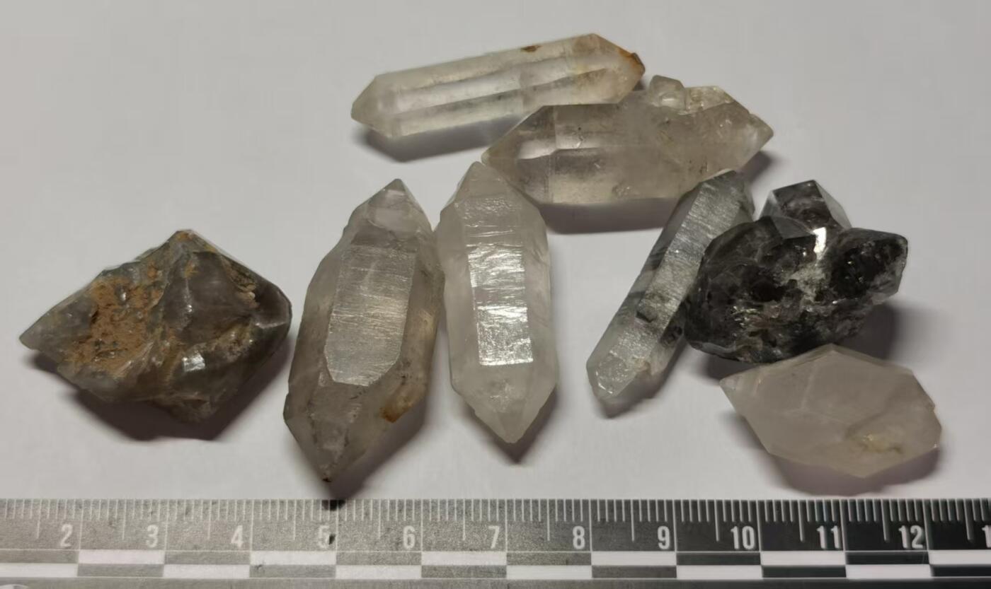 七河·世界世界币章杂件小拍（总第40期） 藏家出品 X763（7）云贵闪灵水晶原石一组 8 件，共约 60 多克  本件拍品由合作藏家邮寄