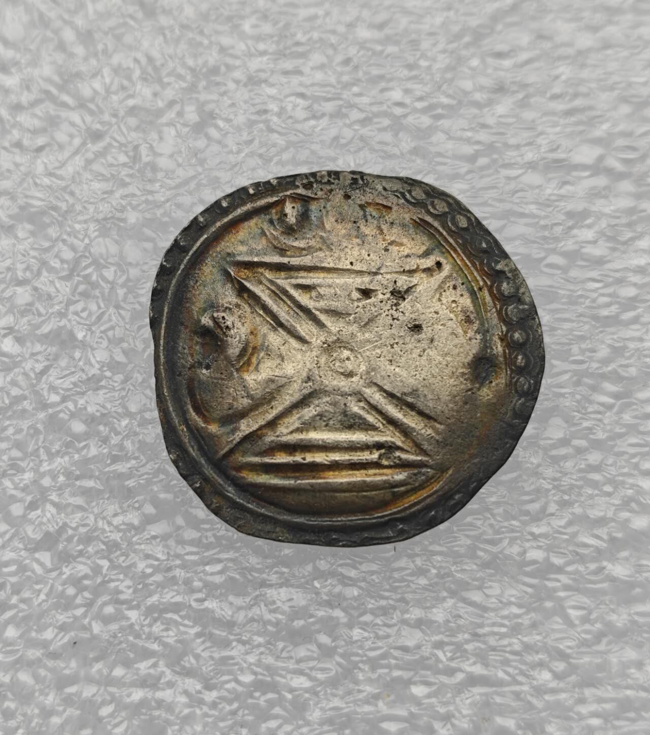 瓶子🏺第231期拍卖会 5-7世纪古骠国（Pyu city-states）银币，缅甸早期城邦的打制银币，是东南亚最早的铸币之一  正面中央为室利靺蹉（Srivatsa） 图案，这是一个源自印度教、象征吉祥与丰饶的符号，在骠国钱币中常被简化为十字/祭坛造型，周围环绕连珠纹 背面图案为海螺（Conch shell），这是毗湿奴的法器之一，象征神圣与权威，也代表骠国对印度教文化的吸收 