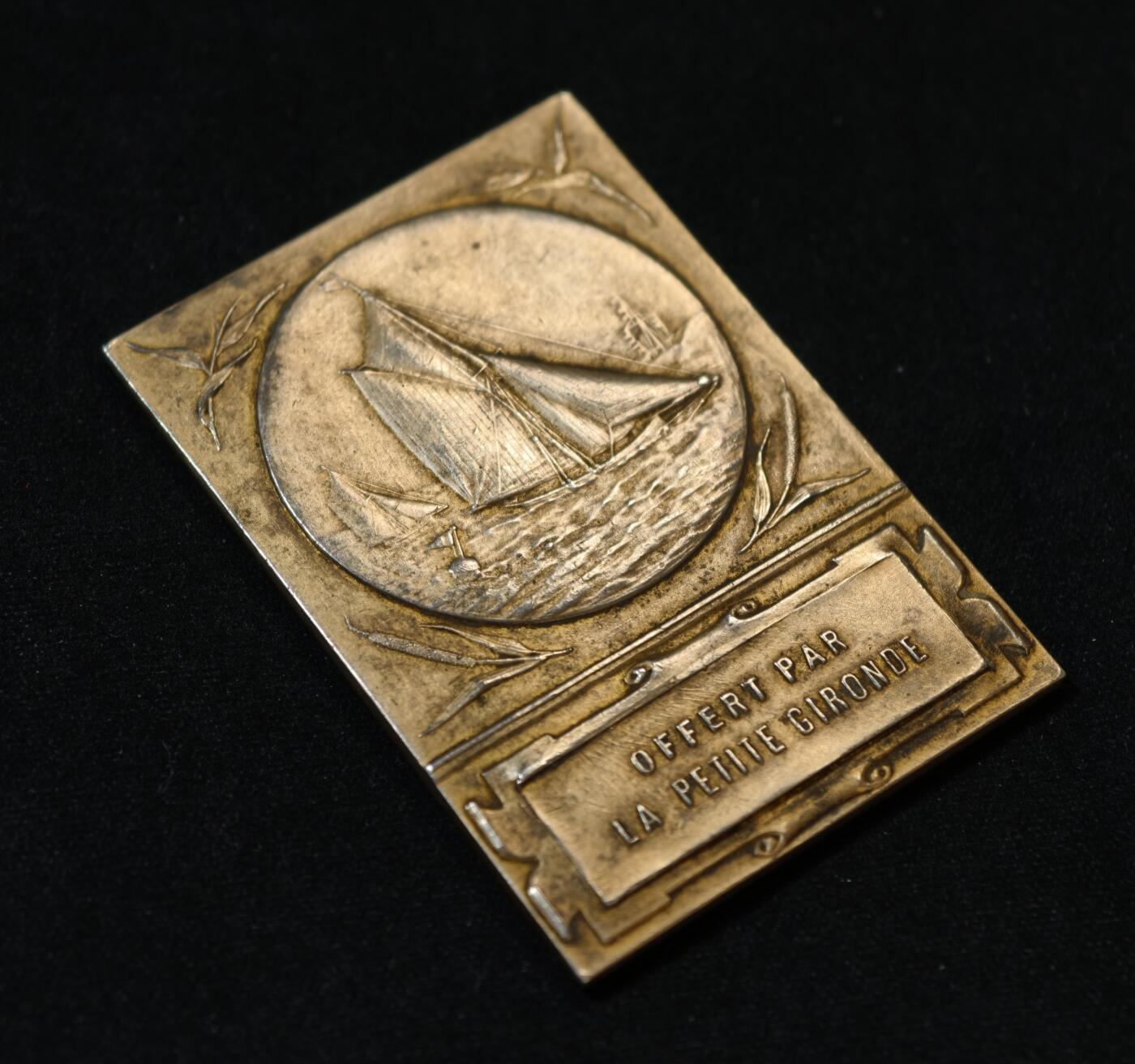 甄臻铺-世界币章拍卖（第53期），甄品场拍品征集中，送拍享返佣金等优惠多多 19世纪法国吉伦特省《小吉伦特报》镀金纪念银章，重46.55克，尺寸50.7毫米 x 35.5毫米，菱形厂标，野猪头ARGENT边铭，正面帆船图案，背面橄榄枝和花环装饰，刻有