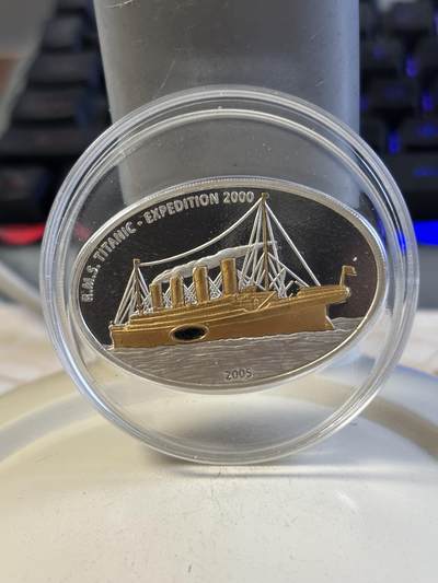 第192期拍卖 - 利比里亚2005年泰坦尼克号游轮镶嵌纪念银币带证书特殊镀金版，925银，25克。