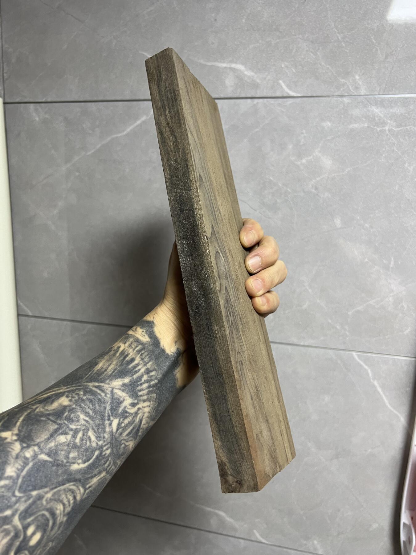 零元拍：NO.14乌木金丝楠 ，无需打磨就已经金光闪闪。满金丝药香，尺寸约：29.4/8.5/.3厚CM。