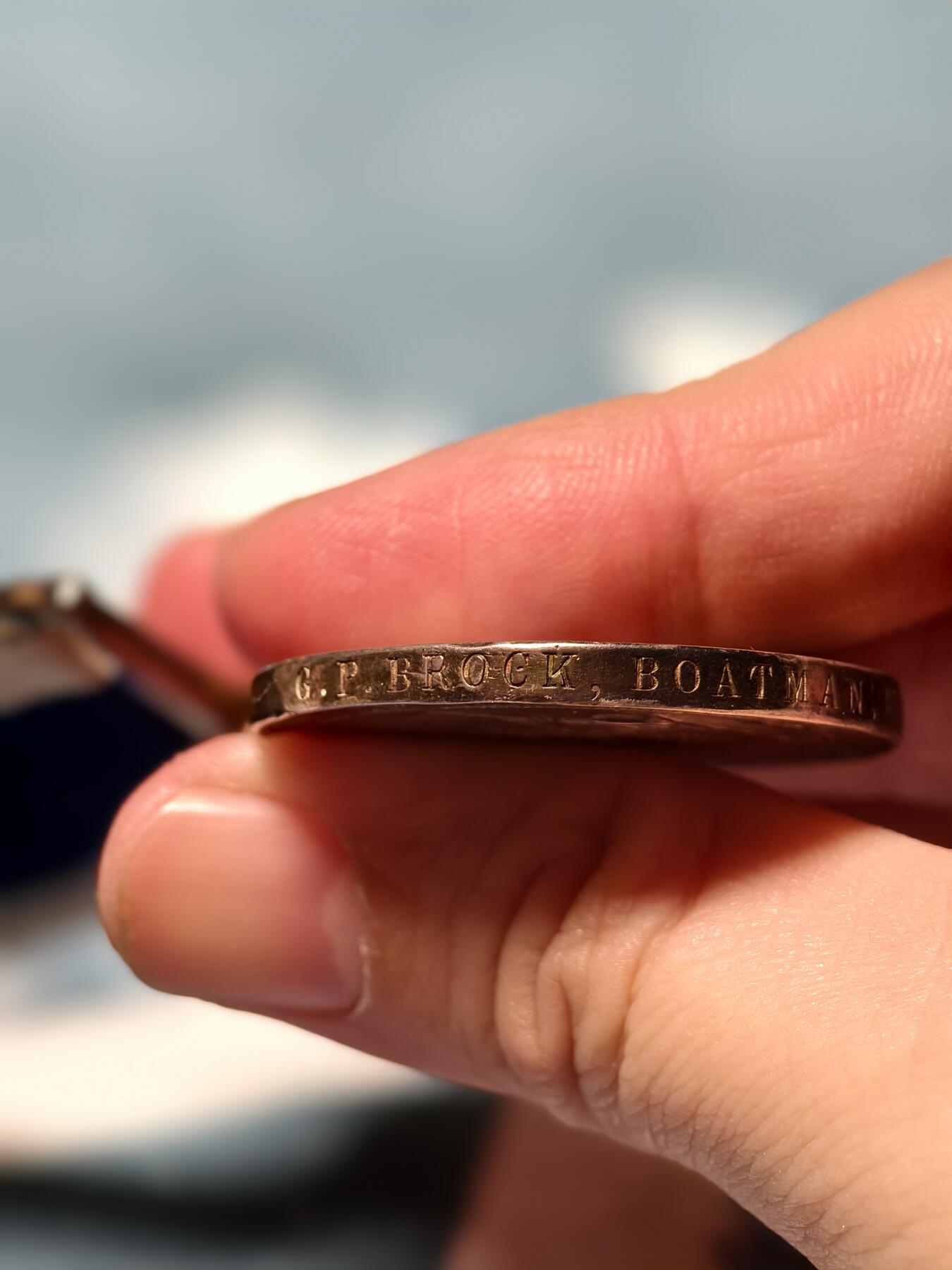 抚柳草堂-第十四期章牌钱币  奖章勋章限时免佣 满百包邮 放漏专场 19世纪中期 英国皇家海军长期服役与良好表现奖章 早期稀少的维多利亚女王版 银质 授予皇家海军海岸警卫队的G.P. BROCK  挂环处有加固  绶带有胶水残留  