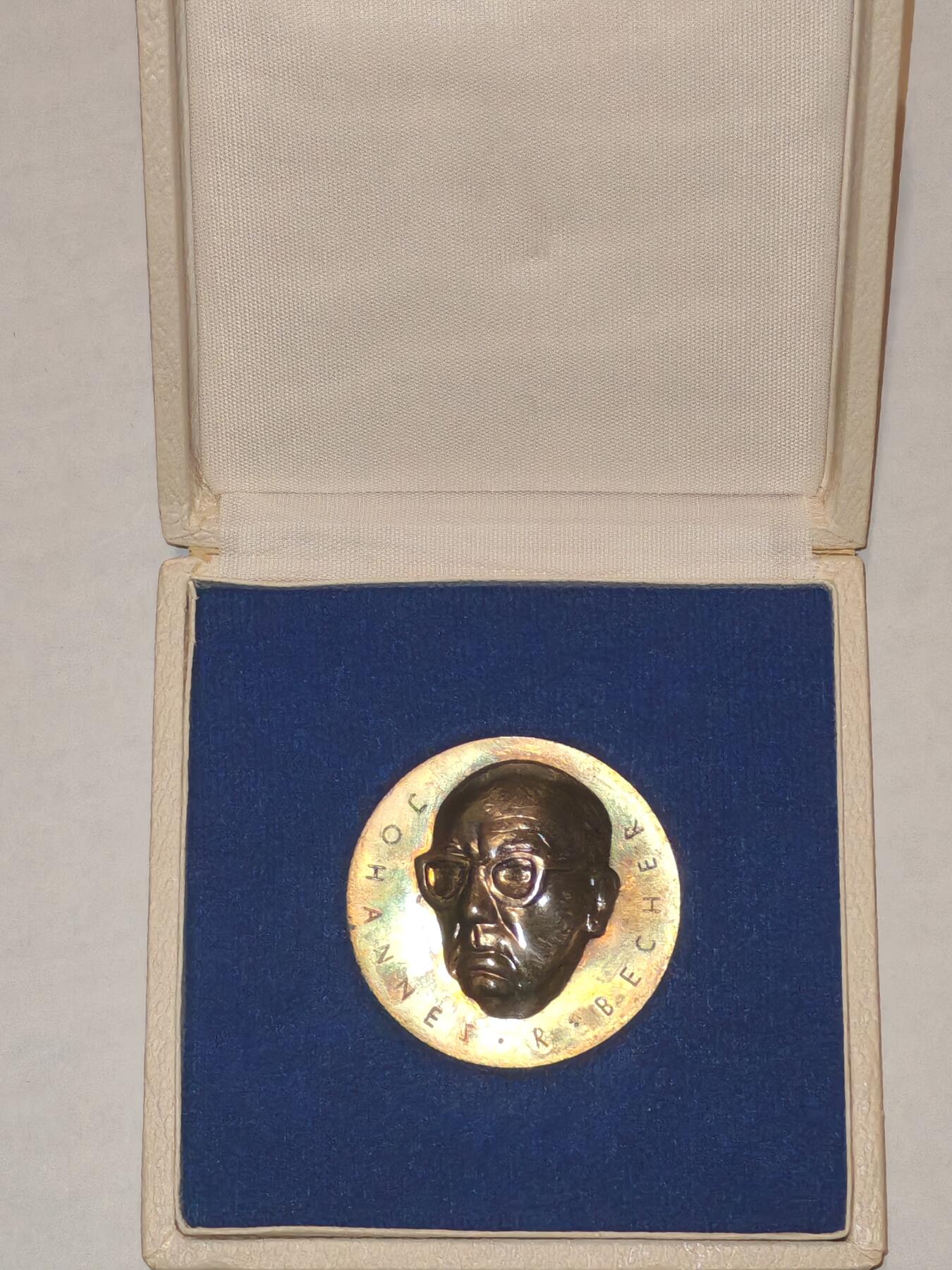 韵星假日军品类拍卖第44期 -- Rimey Holidays Militaria Auction 44 民主德国约翰尼斯贝歇尔奖章 早期人头章牌 带原盒