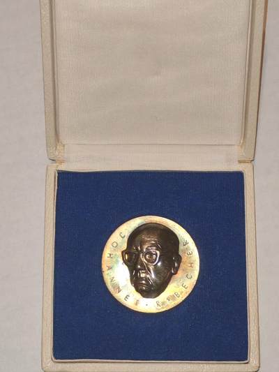 韵星假日军品类拍卖第44期 -- Rimey Holidays Militaria Auction 44 - 民主德国约翰尼斯贝歇尔奖章 早期人头章牌 带原盒