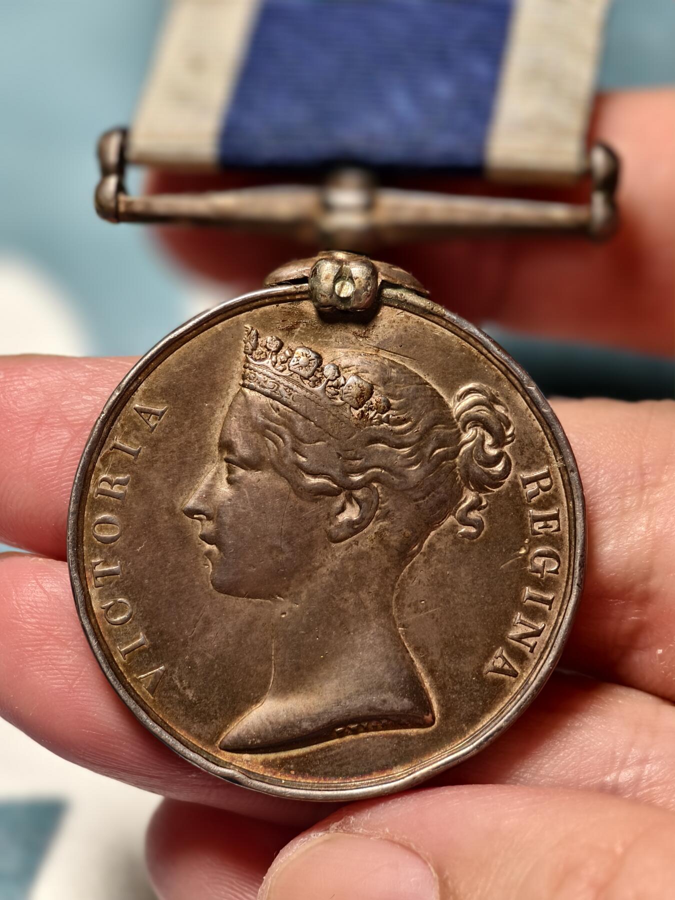 抚柳草堂-第十四期章牌钱币  奖章勋章限时免佣 满百包邮 放漏专场 19世纪中期 英国皇家海军长期服役与良好表现奖章 早期稀少的维多利亚女王版 银质 授予皇家海军海岸警卫队的G.P. BROCK  挂环处有加固  绶带有胶水残留  