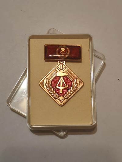 韵星假日军品类拍卖第44期 -- Rimey Holidays Militaria Auction 44 - 民主德国个人劳动荣誉奖章带原盒