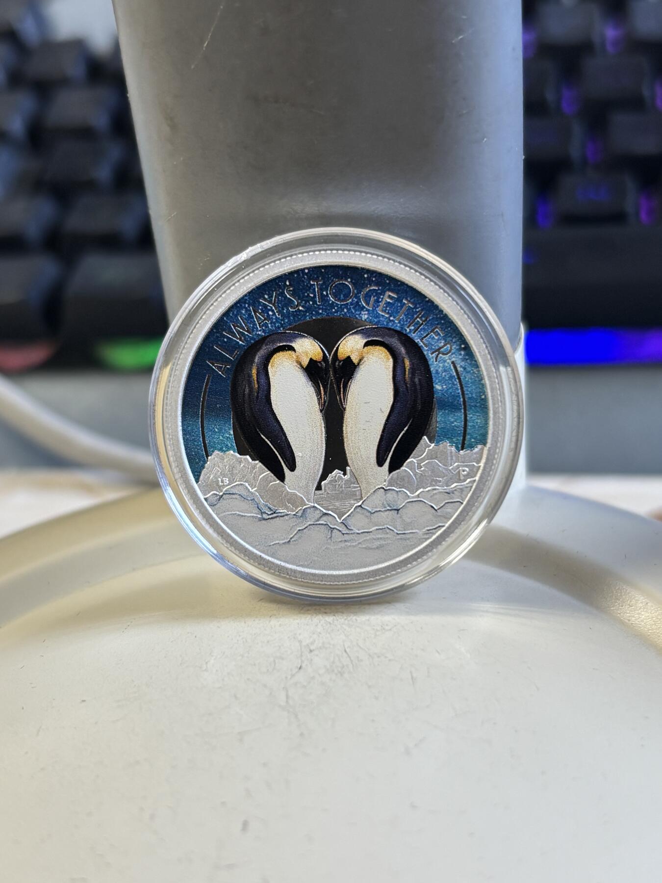 第192期拍卖 图瓦卢2018年永远在一起系列企鹅半盎司彩色银币，9999银，15.553克，发行7500枚