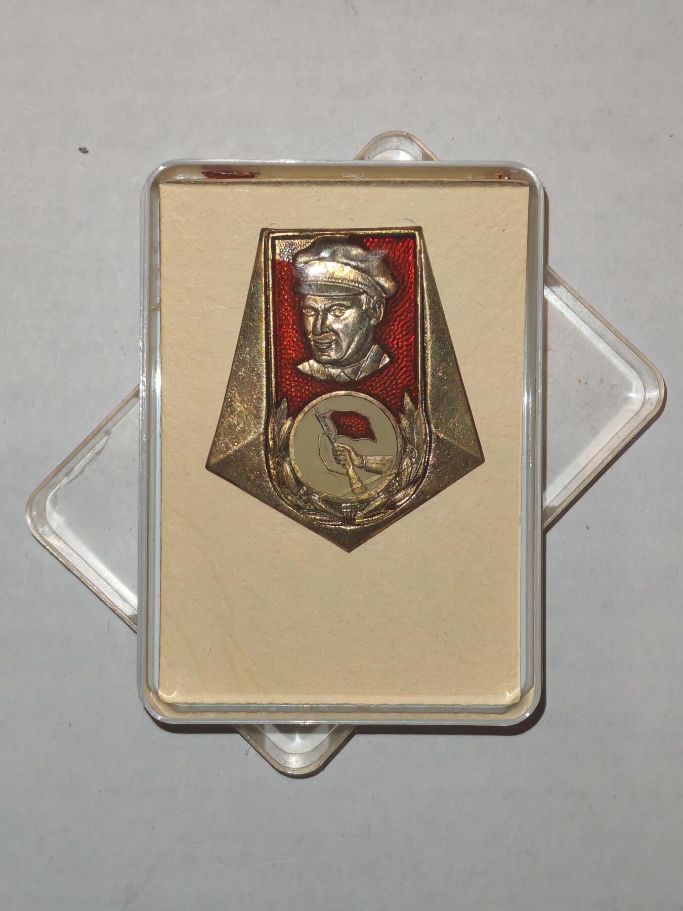 韵星假日军品类拍卖第44期 -- Rimey Holidays Militaria Auction 44 民主德国工战队台尔曼证章带原盒 颁发给资深军官 第一版转轮