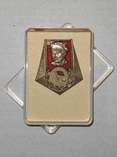 韵星假日军品类拍卖第44期 -- Rimey Holidays Militaria Auction 44 - 民主德国工战队台尔曼证章带原盒 颁发给资深军官 第一版转轮