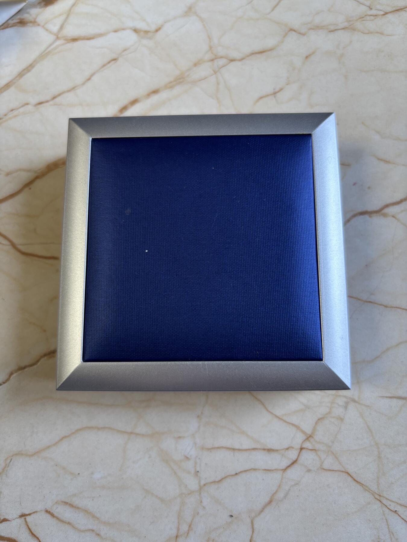 第192期拍卖 世界首枚含有岩石粉末原厂盒证纽埃2011年史前远古岩画艺术法国肖维岩洞壁画彩色精制银币925银15.55克直径35毫米