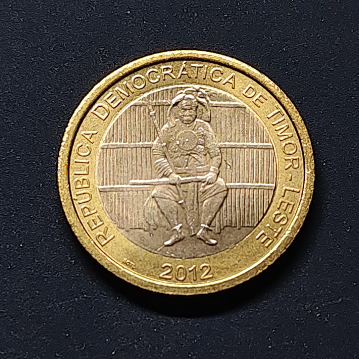 【全场包邮】纯粹捡漏拍508场 东帝汶2012年100分抵抗领袖博阿文图拉·德·马努法希双色纪念币