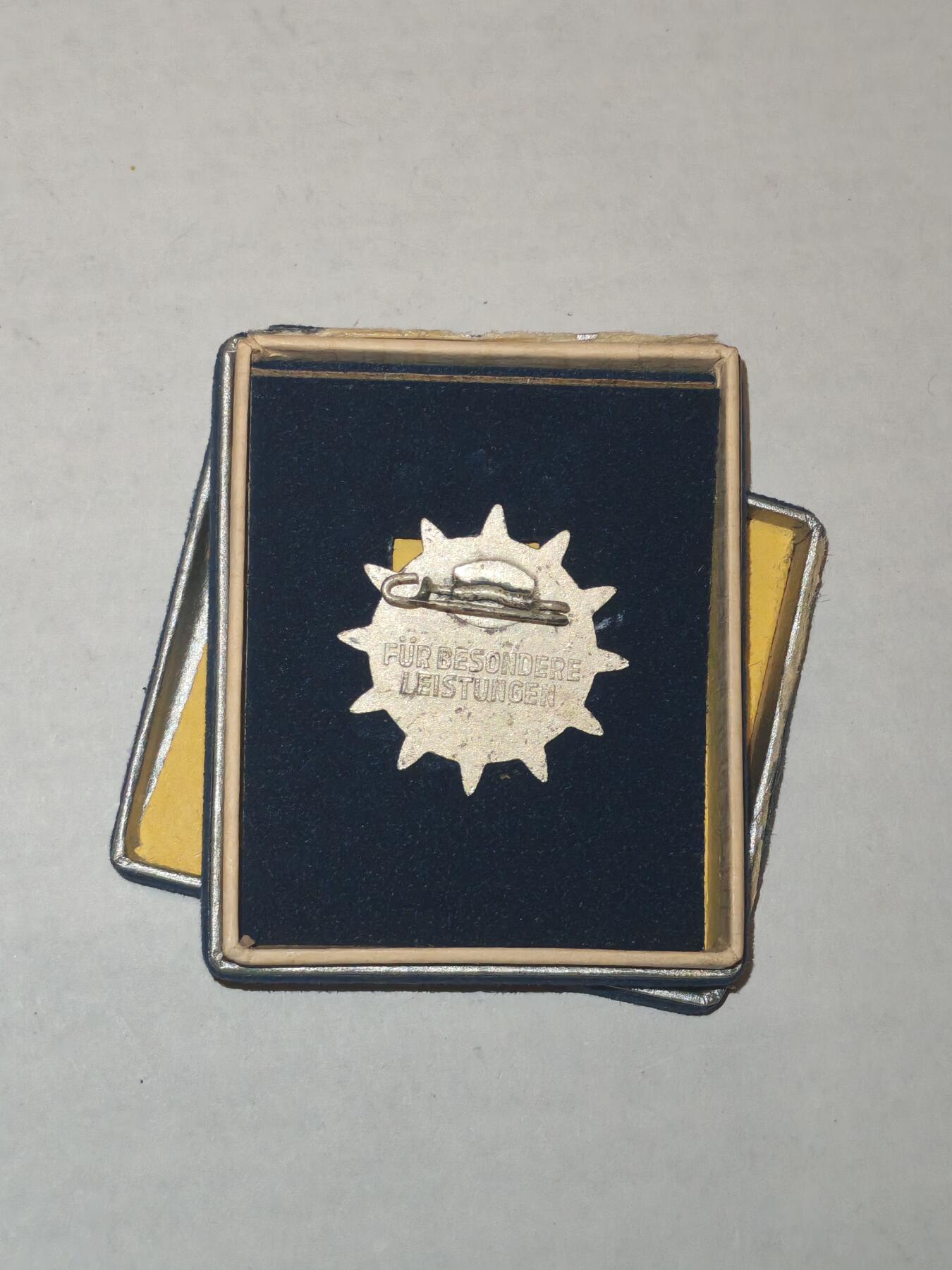 韵星假日军品类拍卖第44期 -- Rimey Holidays Militaria Auction 44 民主德国银级妇女联合会证章带原盒