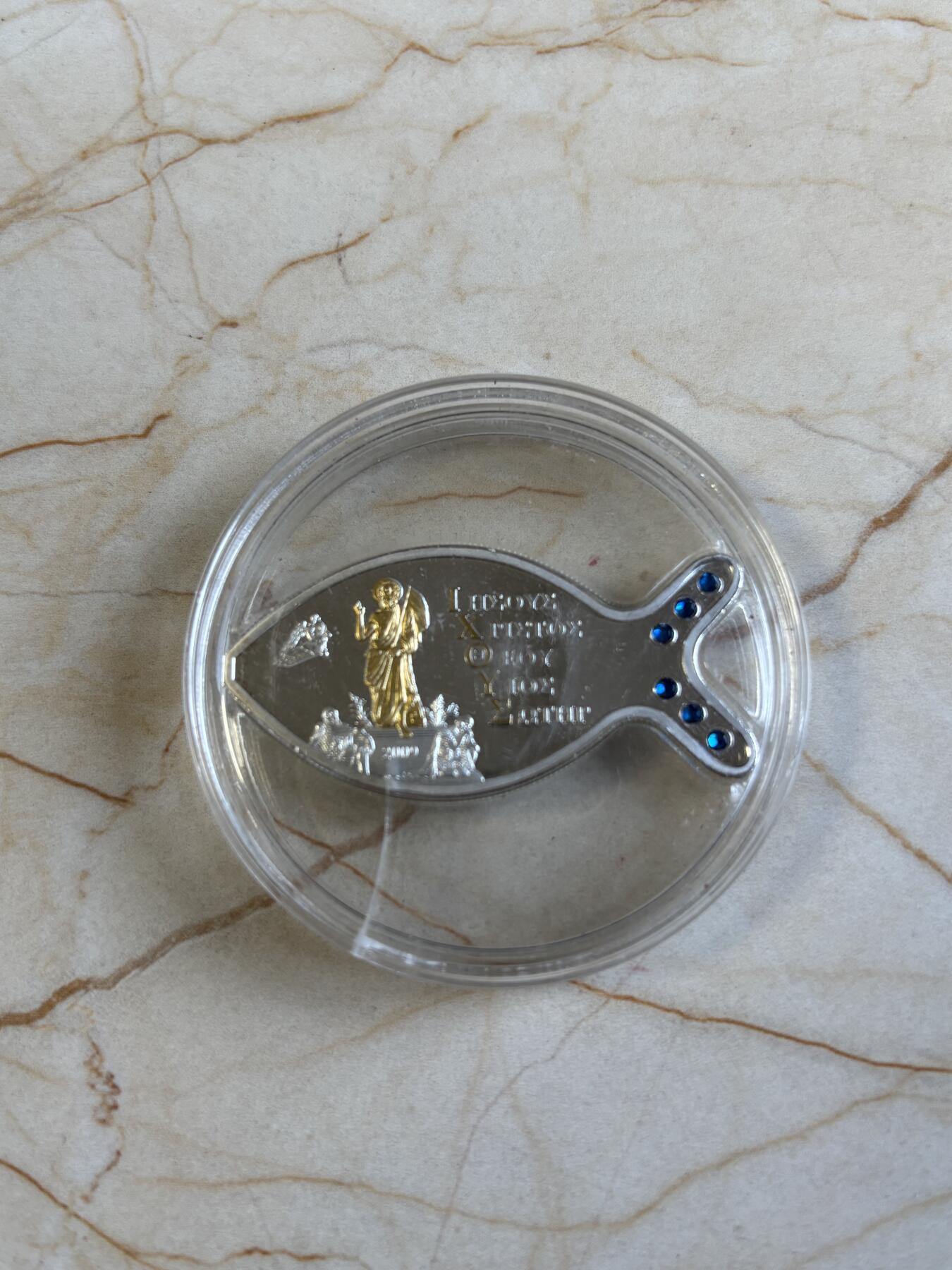 第192期拍卖 库克2009年梵蒂冈复活节镶水晶镀金鱼形银币，925银镀金，25克，塑料盒有裂痕