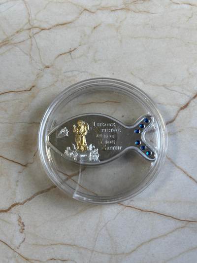 第192期拍卖 - 库克2009年梵蒂冈复活节镶水晶镀金鱼形银币，925银镀金，25克，塑料盒有裂痕