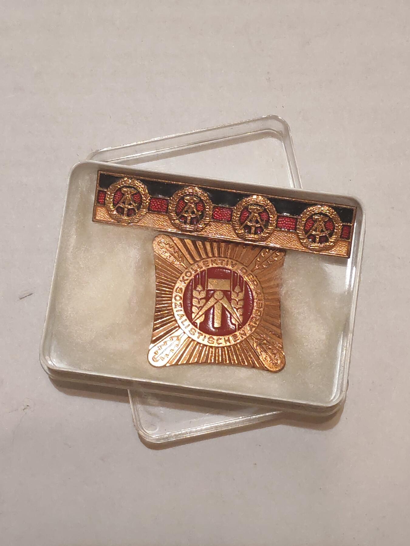 韵星假日军品类拍卖第44期 -- Rimey Holidays Militaria Auction 44 民主德国集体劳动模范奖章四次获得带原盒