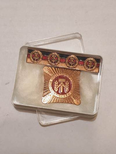 韵星假日军品类拍卖第44期 -- Rimey Holidays Militaria Auction 44 - 民主德国集体劳动模范奖章四次获得带原盒