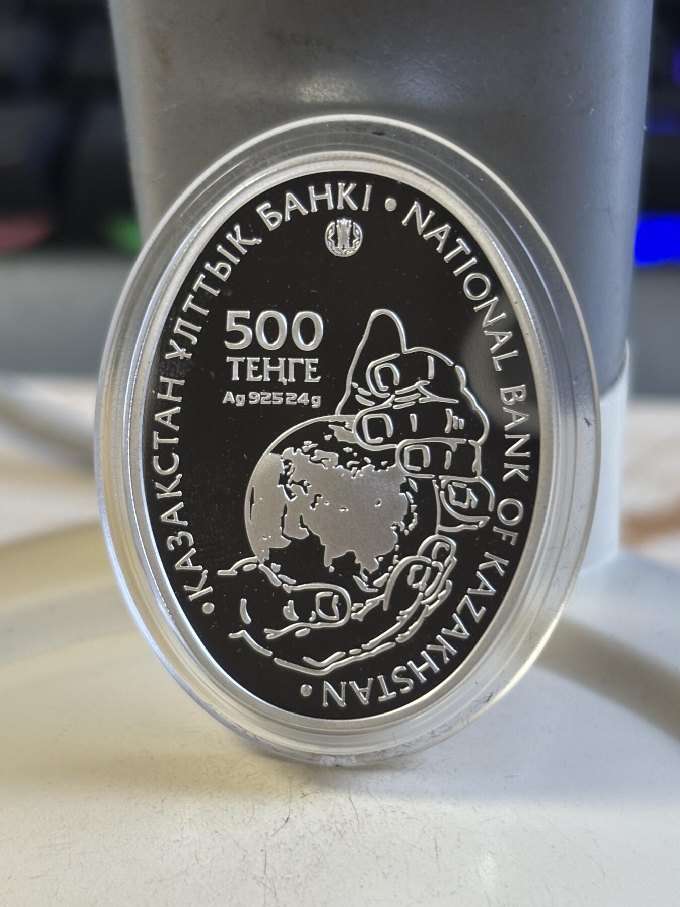 第192期拍卖 哈萨克斯坦2016年动植物系列花卉彩色椭圆形银币24克，925银，24克，发行3000枚