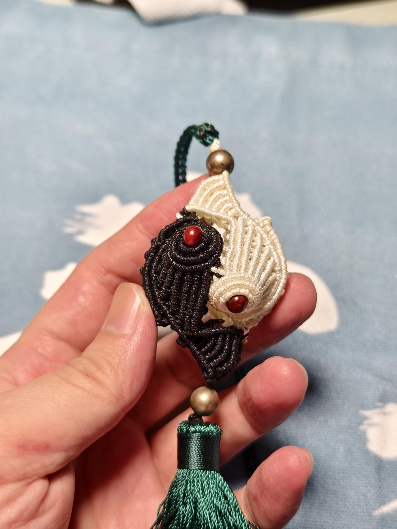 抚柳草堂-第十四期章牌钱币  奖章勋章限时免佣 满百包邮 放漏专场 纯手工编制中国结阴阳鱼 道家太极阴阳鱼 纯手工优质线材编制 非量产 独此一件  可做包挂车挂 调节风水 黑白两色绳结编织成两条首尾相接的鱼组成太极图的阴阳鱼造型 鱼眼处镶嵌红木圆珠 象征“阴阳相生、生生不息”的道家理念 