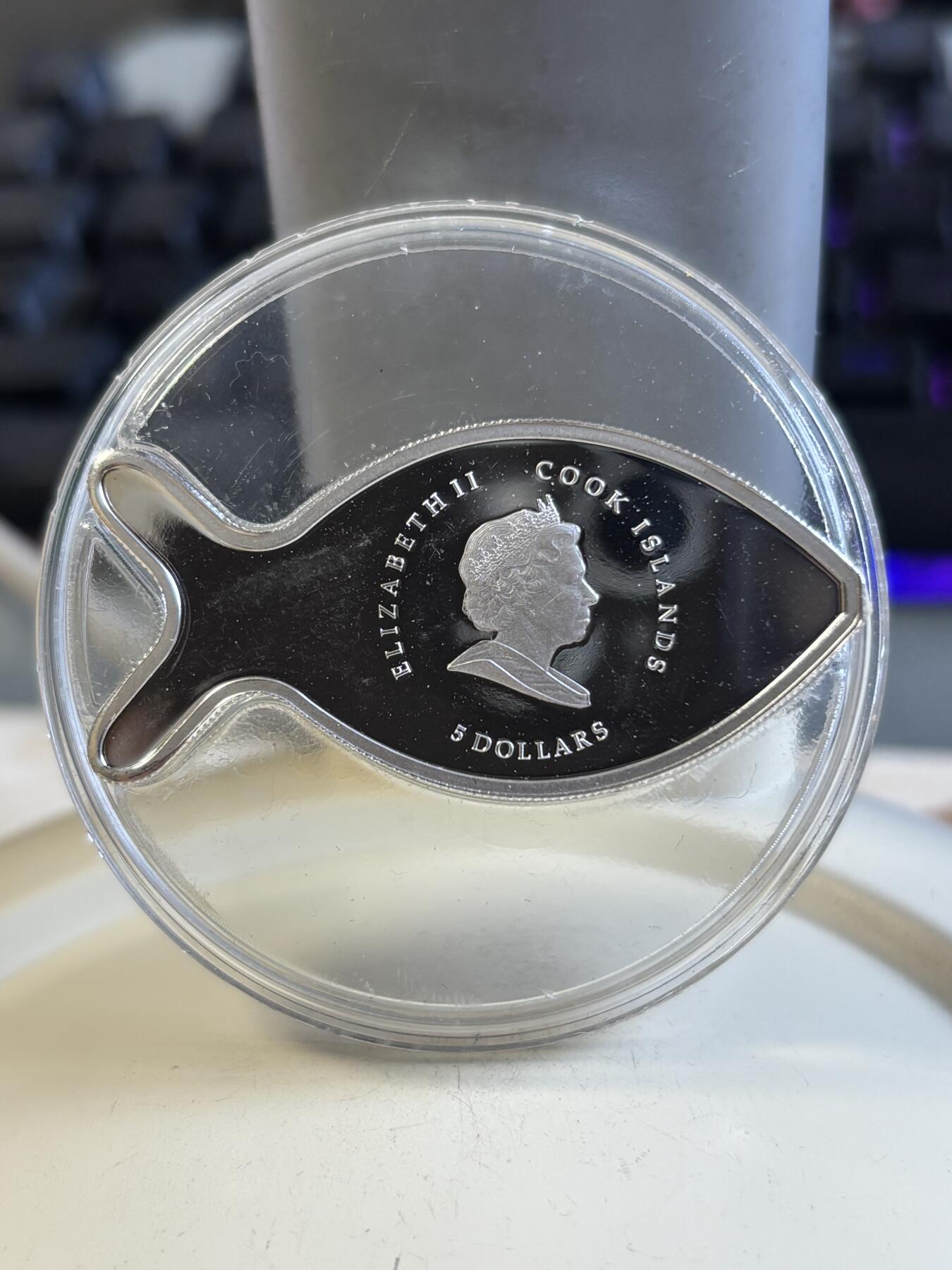 第192期拍卖 库克2009年梵蒂冈复活节镶水晶镀金鱼形银币，925银镀金，25克，塑料盒有裂痕