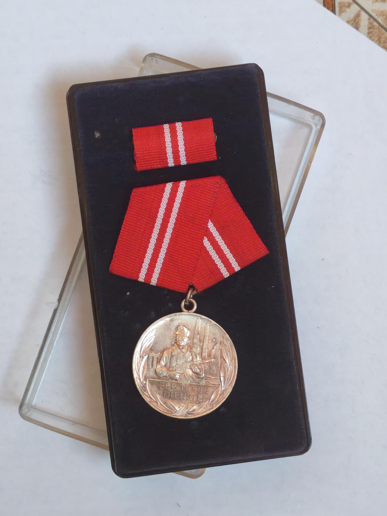 韵星假日军品类拍卖第44期 -- Rimey Holidays Militaria Auction 44 民主德国银级工战队忠诚服务奖章带原盒略