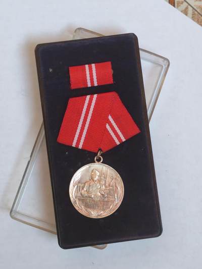 韵星假日军品类拍卖第44期 -- Rimey Holidays Militaria Auction 44 - 民主德国银级工战队忠诚服务奖章带原盒略