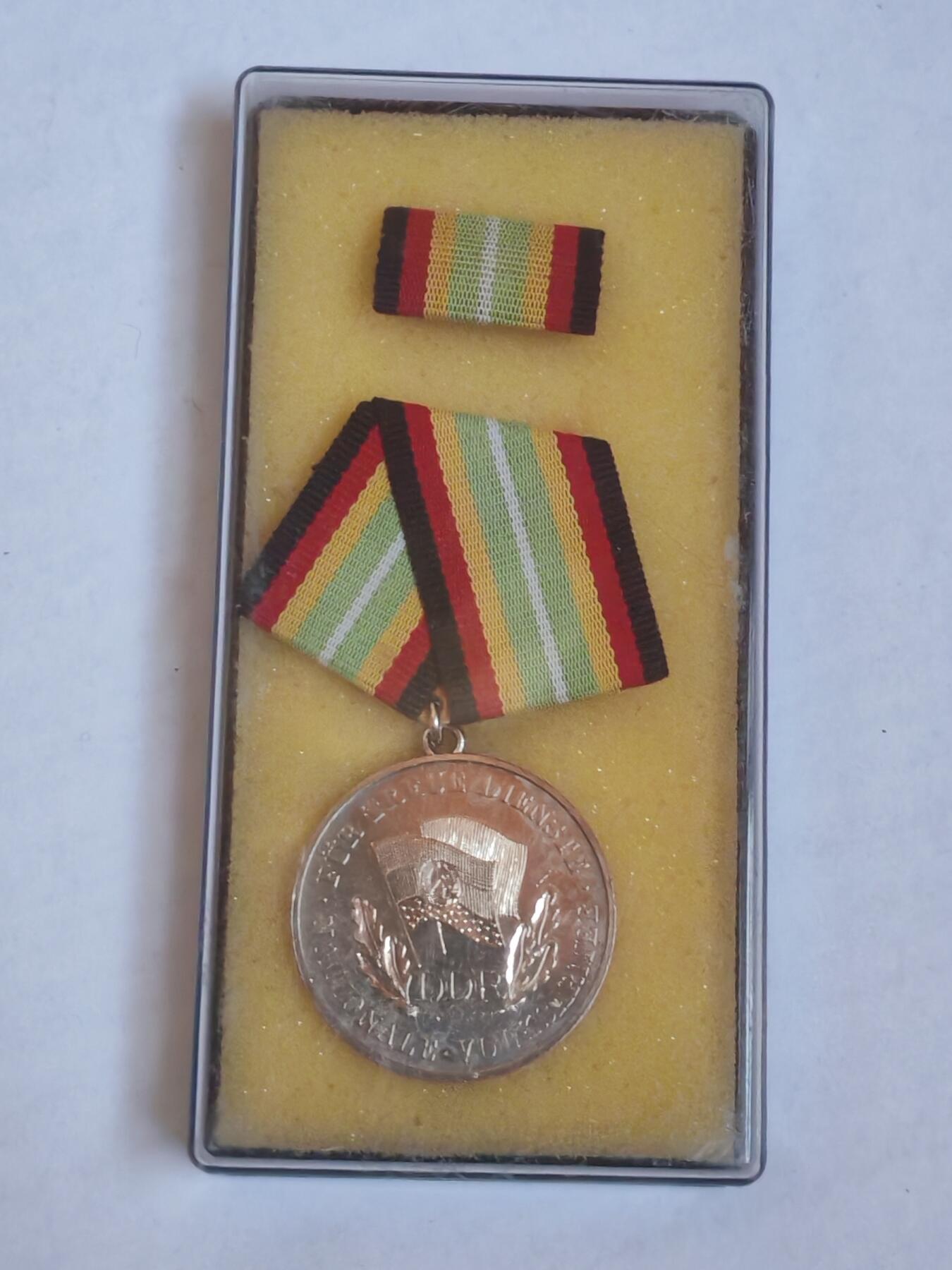 韵星假日军品类拍卖第44期 -- Rimey Holidays Militaria Auction 44 民主德国银级人民军圆满服役奖章带原盒略