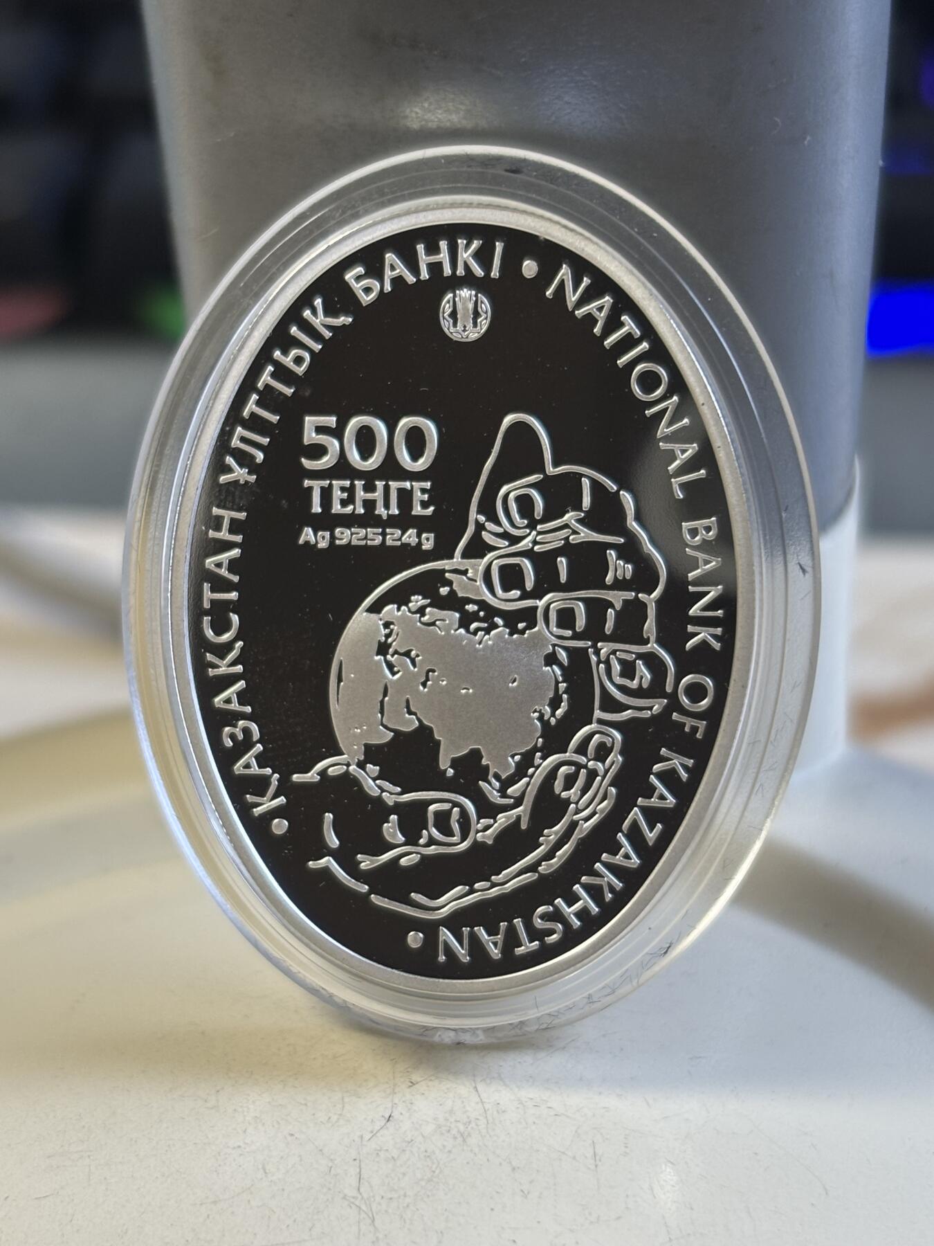 第192期拍卖 哈萨克斯坦2016年动植物系列花卉彩色椭圆形银币24克，925银，24克，发行3000枚