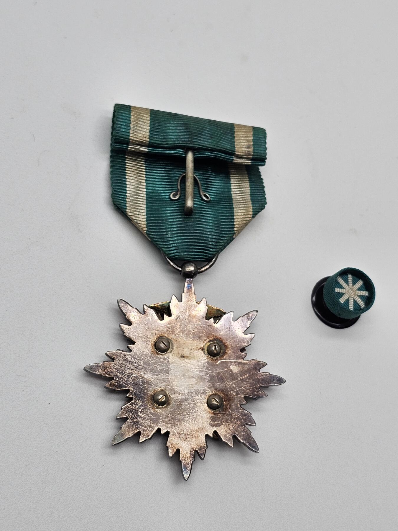 功五级金鵄勋章 军功章 抗战收藏  纯银珐琅带略齐全，带协会章