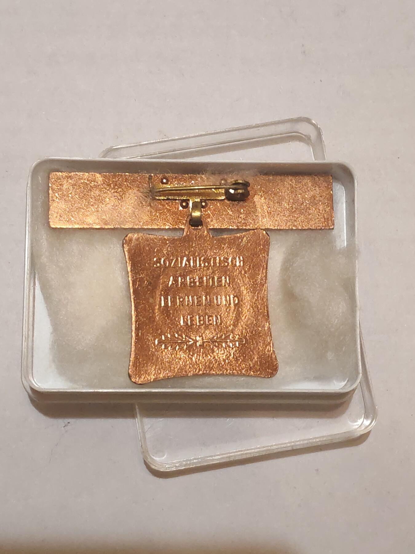 韵星假日军品类拍卖第44期 -- Rimey Holidays Militaria Auction 44 民主德国集体劳动模范奖章四次获得带原盒