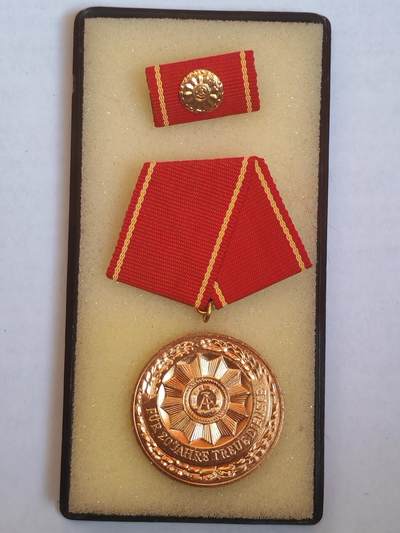 韵星假日军品类拍卖第44期 -- Rimey Holidays Militaria Auction 44 - 民主德国内务部特级三等圆满服役奖章带原盒略