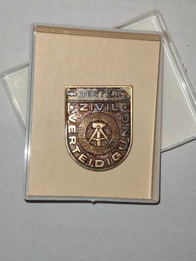 韵星假日军品类拍卖第44期 -- Rimey Holidays Militaria Auction 44 - 民主德国民防优秀服务证章带原盒