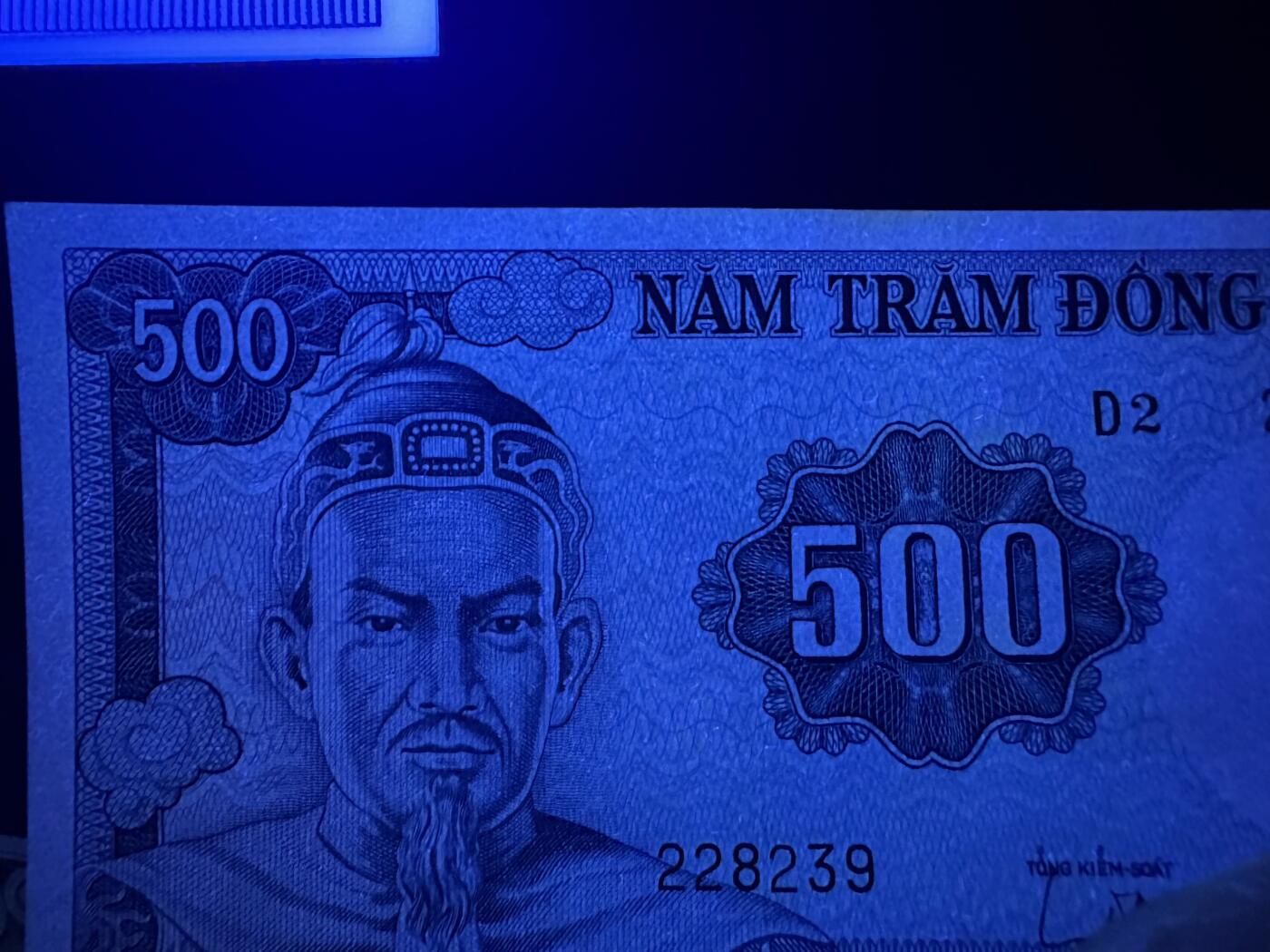 《外钞收藏家》第六百一十五期（畅拍场）（长期征集拍品、欢迎藏友们联系合作） 1966年南越500盾 全新不绝 有轻微黄潮斑