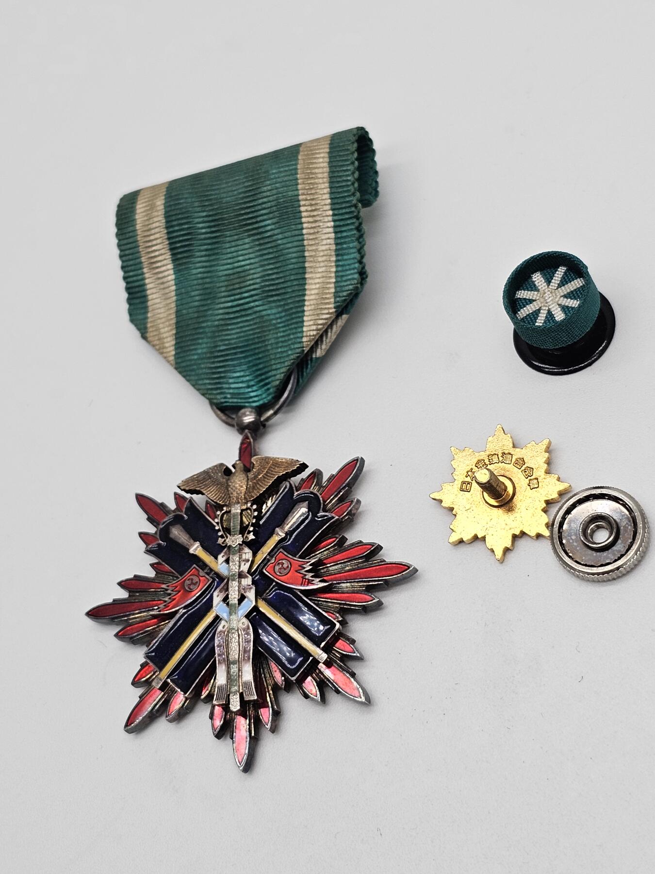 功五级金鵄勋章 军功章 抗战收藏  纯银珐琅带略齐全，带协会章