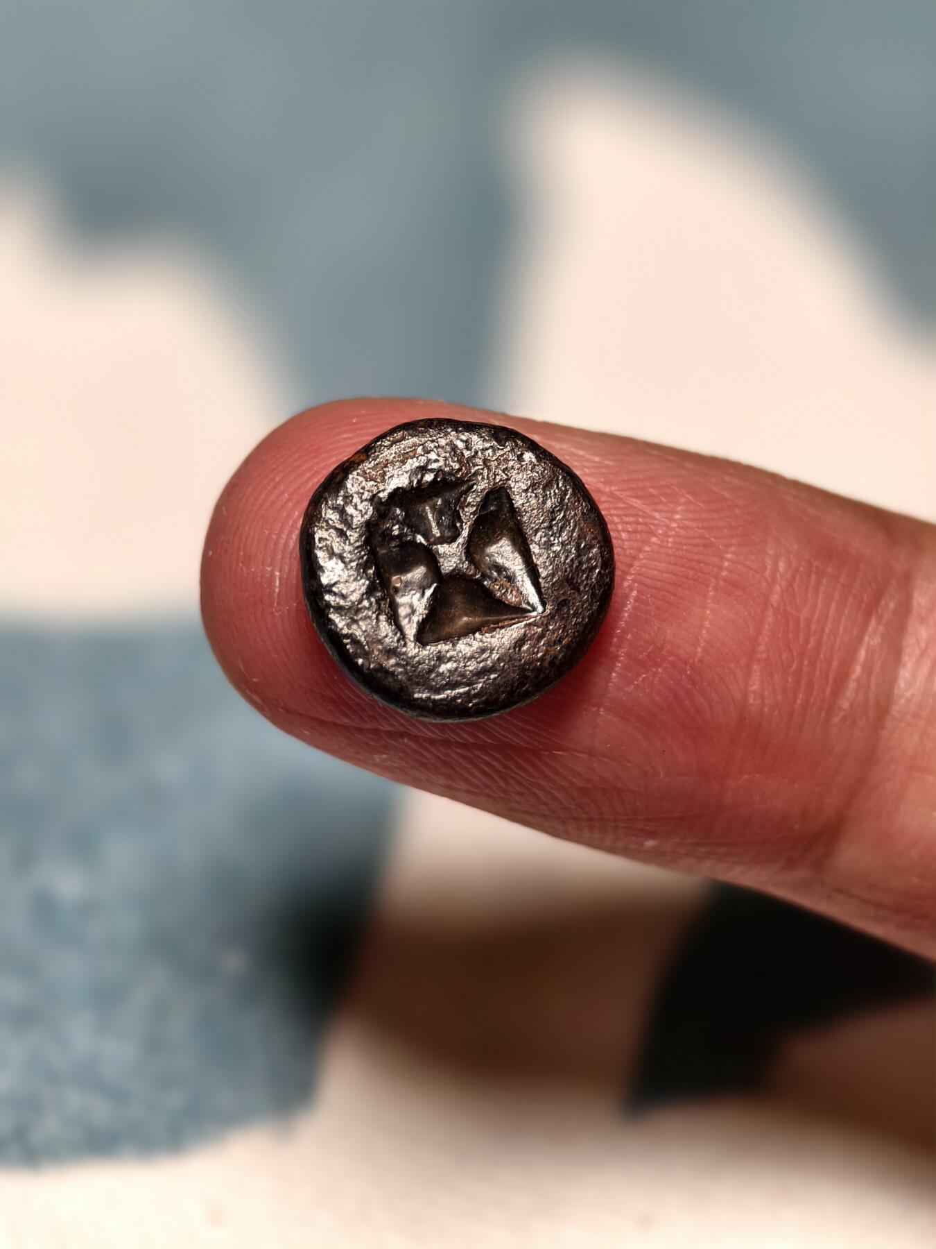 抚柳草堂-第十四期章牌钱币  奖章勋章限时免佣 满百包邮 放漏专场 三佛齐王国末期至满者伯夷王国早期打制小银币 1.3g重 正面有檀香花徽记，背面爪哇岛文，面值1 Unit或称Masa