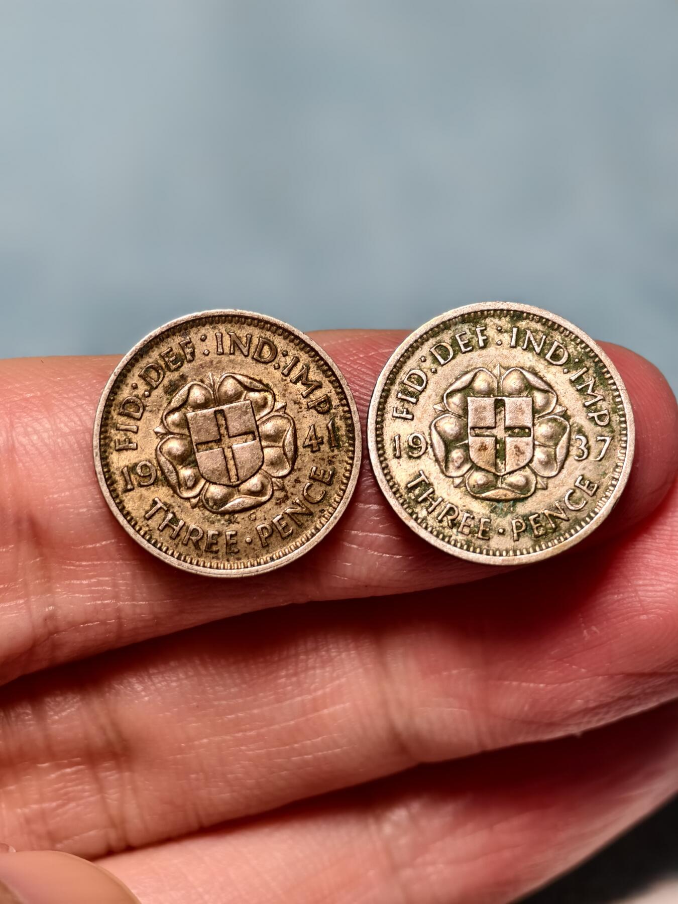 抚柳草堂-第十四期章牌钱币  奖章勋章限时免佣 满百包邮 放漏专场 1937/1941英国乔治六世三便士银币（Threepence）两枚总重2.8g 美品正面头像背面玫瑰细节都在