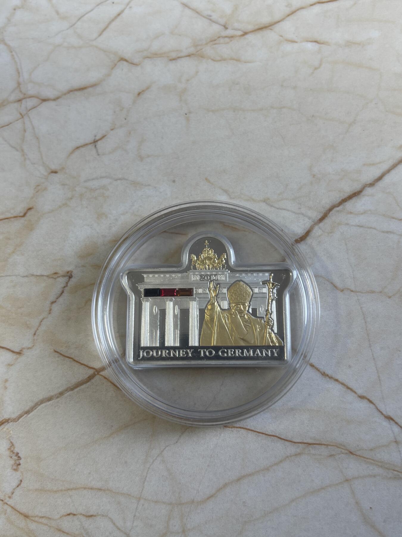 第192期拍卖 库克2011年教皇访问德国异形镶嵌水晶镀金银币25克，925银，发行5000枚