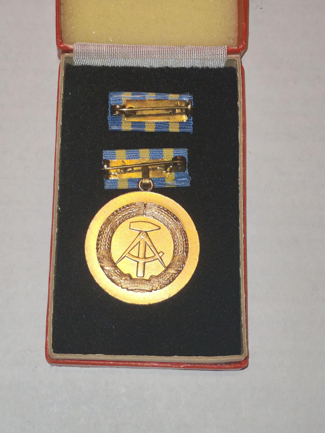 韵星假日军品类拍卖第44期 -- Rimey Holidays Militaria Auction 44 民主德国金级邮政部忠诚服务奖章带原盒略