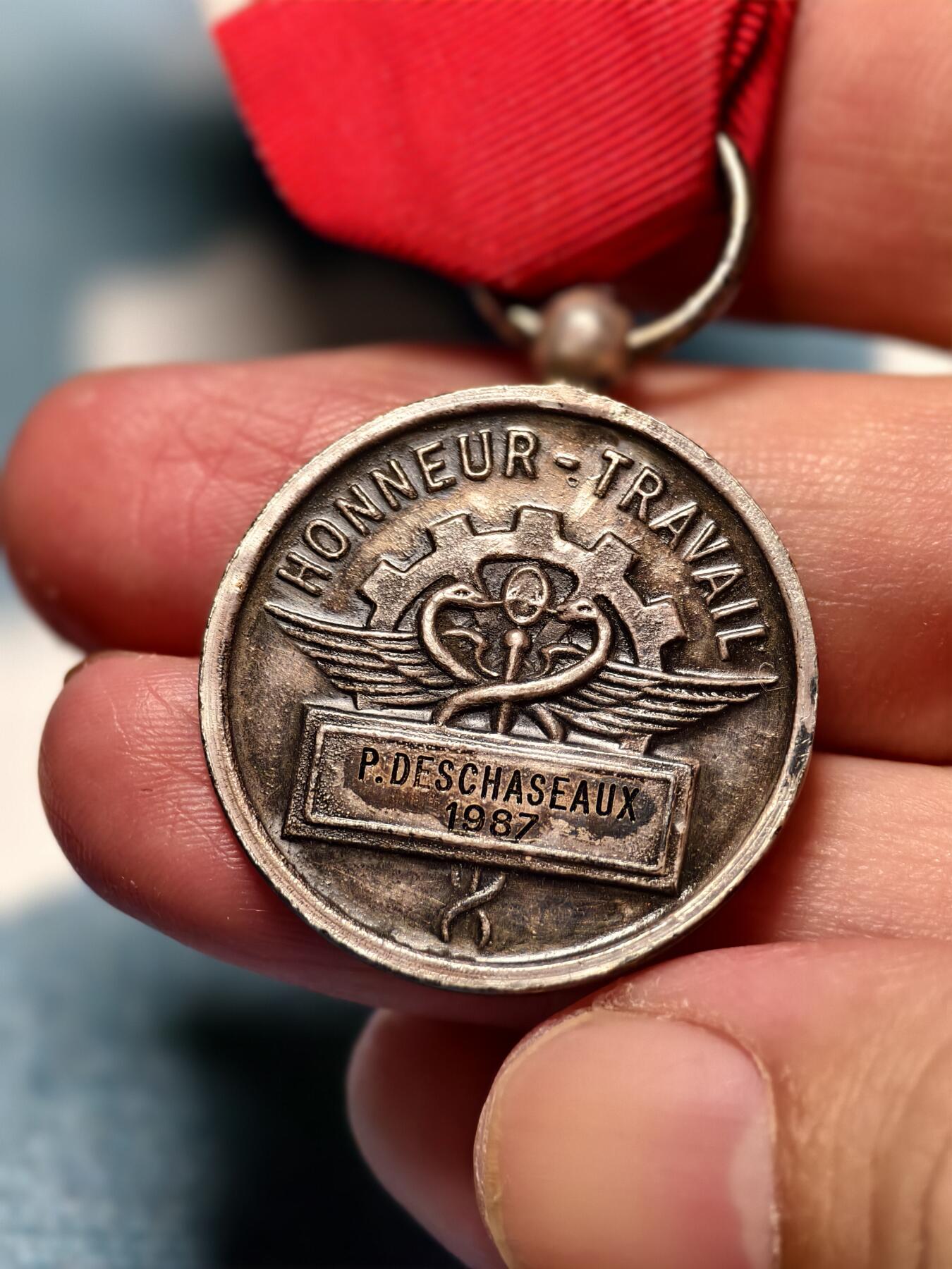 抚柳草堂-第十四期章牌钱币  奖章勋章限时免佣 满百包邮 放漏专场 1987法国银级劳动荣誉奖章   800银螃蟹标  少见版本  银质去掉绶带净重10.6g