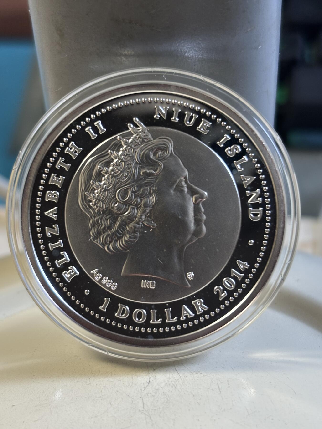 第192期拍卖 纽埃2014年濒危动物物系列熊猫镶嵌水晶彩色银币，999银，17.5克，发行2000枚