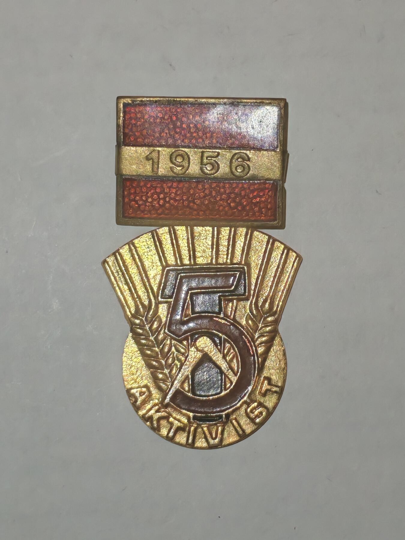 韵星假日军品类拍卖第44期 -- Rimey Holidays Militaria Auction 44 民主德国五年计划劳动模范奖章