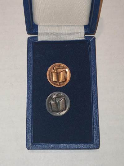 韵星假日军品类拍卖第44期 -- Rimey Holidays Militaria Auction 44 - 民主德国教育部银级铜级服务证章一套  带早期原盒