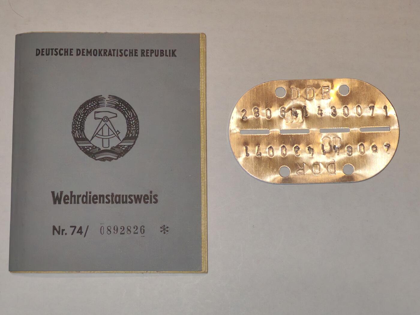 韵星假日军品类拍卖第44期 -- Rimey Holidays Militaria Auction 44  民主德国士兵证、士兵铭牌（狗牌）实发一套 带照片 记录详细 