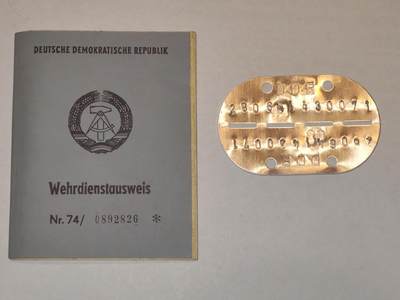 韵星假日军品类拍卖第44期 -- Rimey Holidays Militaria Auction 44 -  民主德国士兵证、士兵铭牌（狗牌）实发一套 带照片 记录详细 