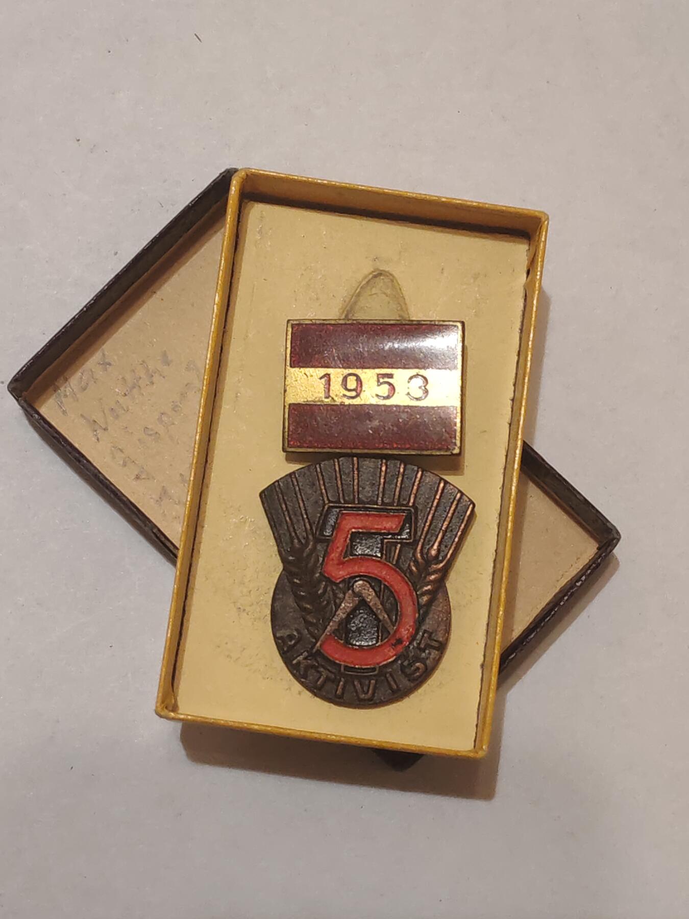 韵星假日军品类拍卖第44期 -- Rimey Holidays Militaria Auction 44 民主德国五年计划劳动模范奖章带原盒