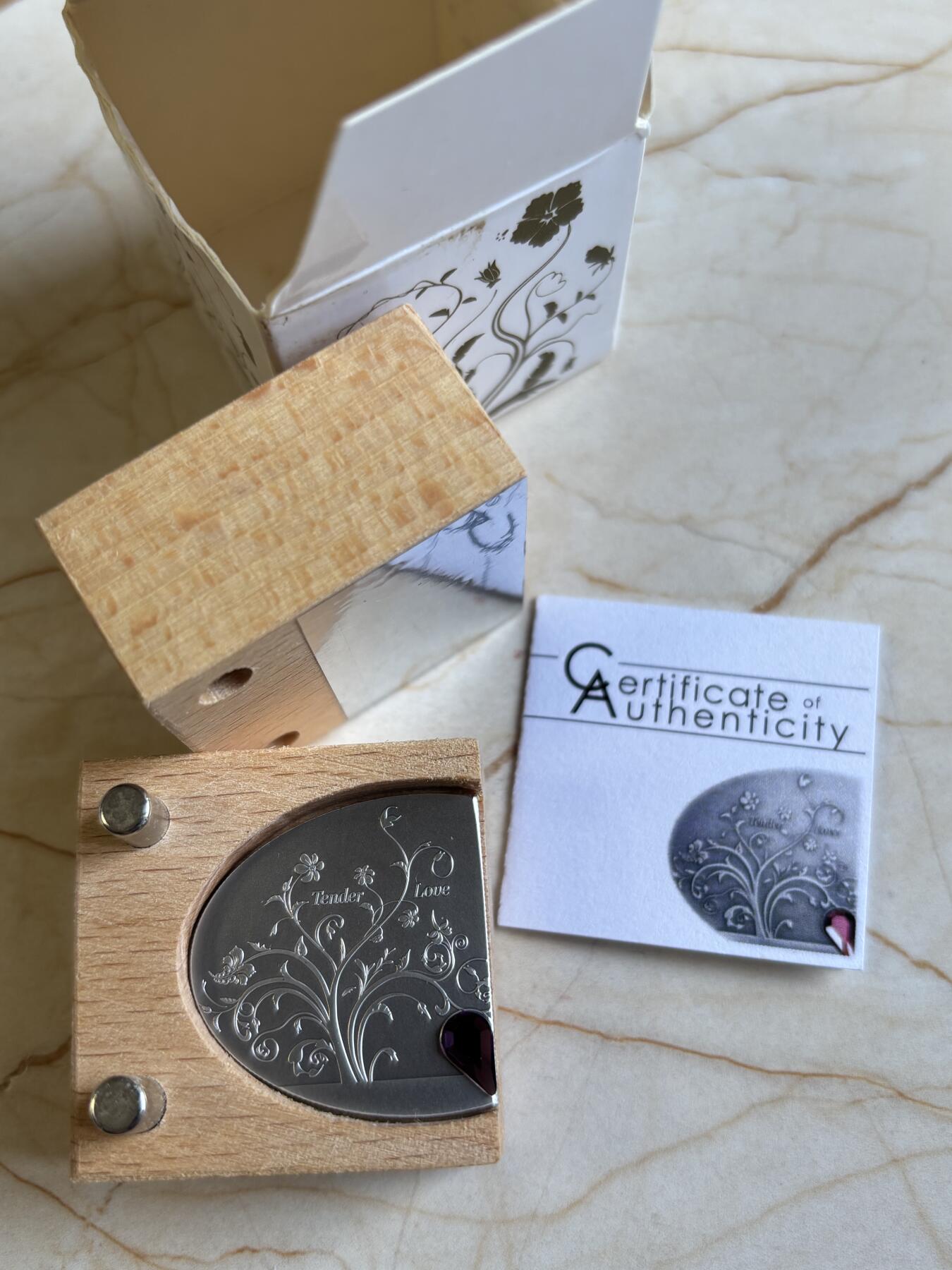 第192期拍卖 库克2020爱的种子系列2情人节镶嵌水晶异形银币，999银，15克，发行1200枚